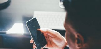 Мъж, интернет, телефон