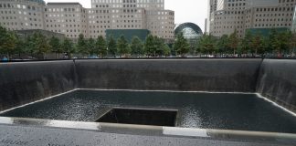Мемориал в Ню Йорк на мястото на кулите близнаци на Световния търговски център