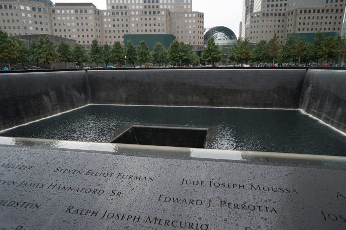 Мемориал в Ню Йорк на мястото на кулите близнаци на Световния търговски център