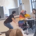 Момче изхвърли ЛГБТ знаме в кош за боклук