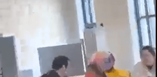 Момче изхвърли ЛГБТ знаме в кош за боклук