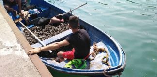 Инспектори на ИАРА хванаха бракониери с незаконен улов на миди в Бургас