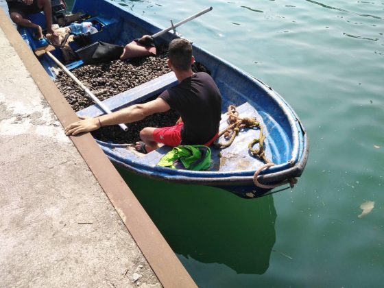 Инспектори на ИАРА хванаха бракониери с незаконен улов на миди в Бургас