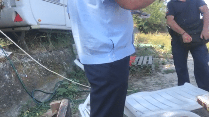 Потърпевши: Полицаи нахлуха в частен имот в рибарското селище. Това е системен тормоз!