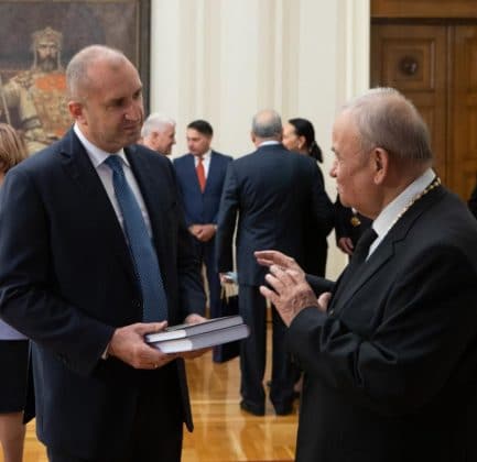 Румен Радев удостои с отличия изтъкнати българи