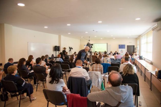 Липсата на знания са в основата на епидемията от фалшиви новини и конспиративни теории