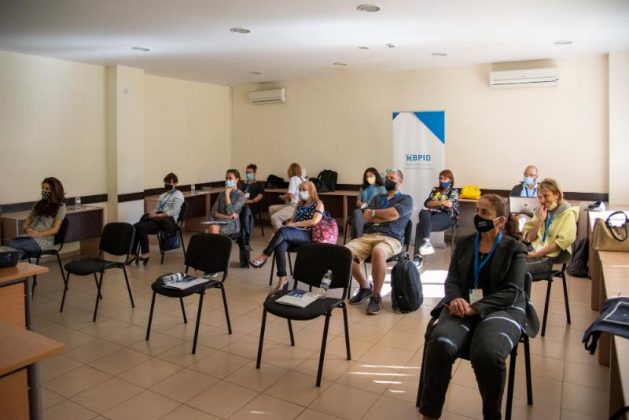 Липсата на знания са в основата на епидемията от фалшиви новини и конспиративни теории