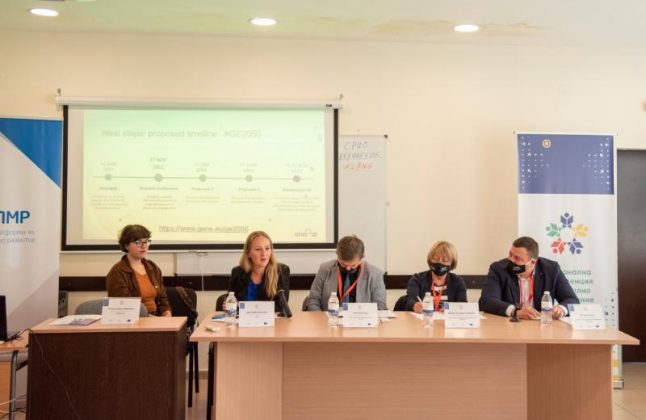 Липсата на знания са в основата на епидемията от фалшиви новини и конспиративни теории