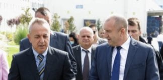 Румен Радев (вдясно)