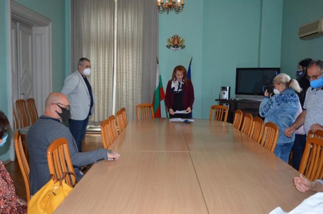 Бургаските медици с грамоти за ваксинационната компания