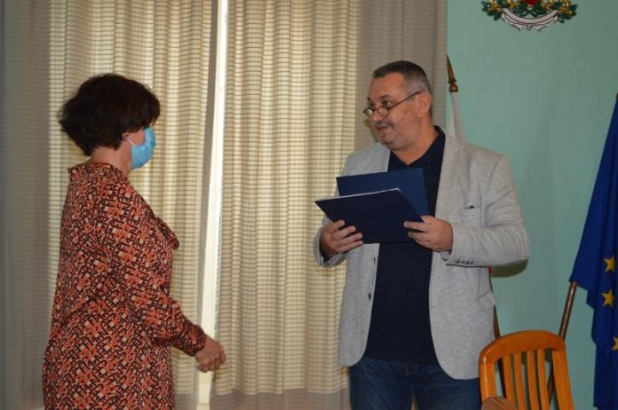 Бургаските медици с грамоти за ваксинационната компания