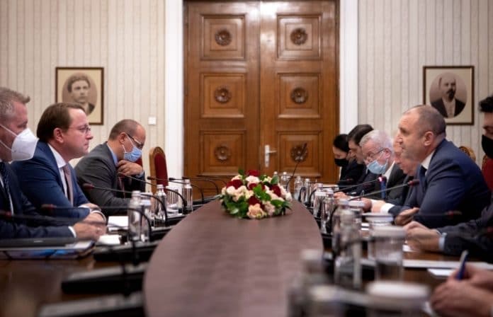 Среща на Румен Радев и Оливер Вархеи