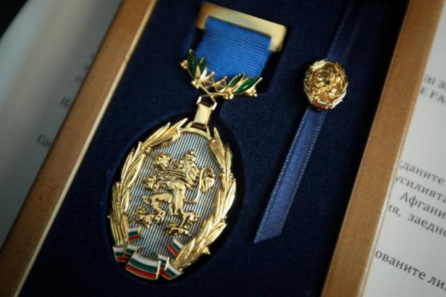 Златен почетен знак