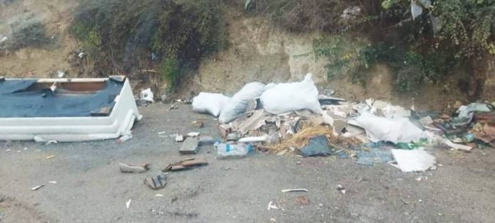 Боклуци в Делвинско дере