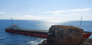 Заседнал кораб "Vera Su" край Камен бряг