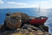 Заседнал кораб "Vera Su" край Камен бряг