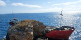 Заседнал кораб "Vera Su" край Камен бряг