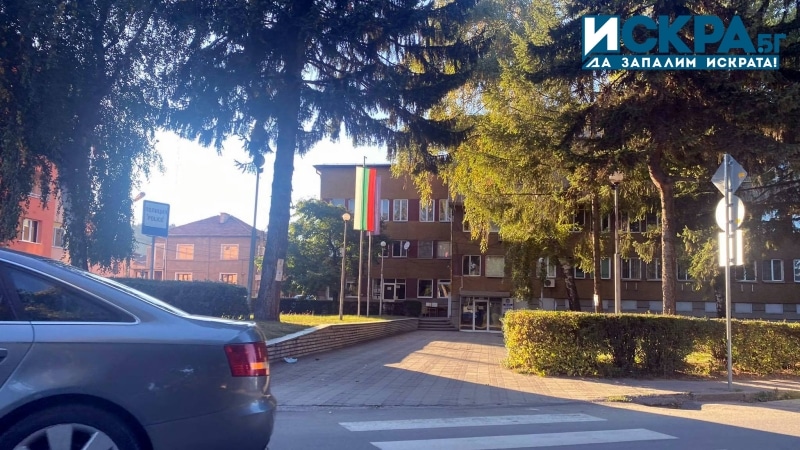 Трима жители на велинградския квартал Анезица са били задържани след