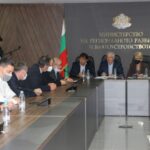 Среща между регионалния министър и представители от протестиращи пътни фирми