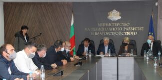 Среща между регионалния министър и представители от протестиращи пътни фирми