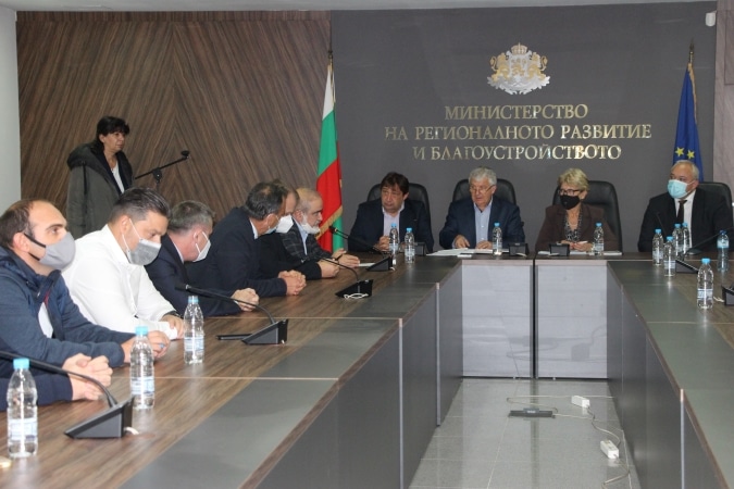Среща между регионалния министър и представители от протестиращи пътни фирми