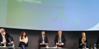 Андрей Жиков ( в средата)