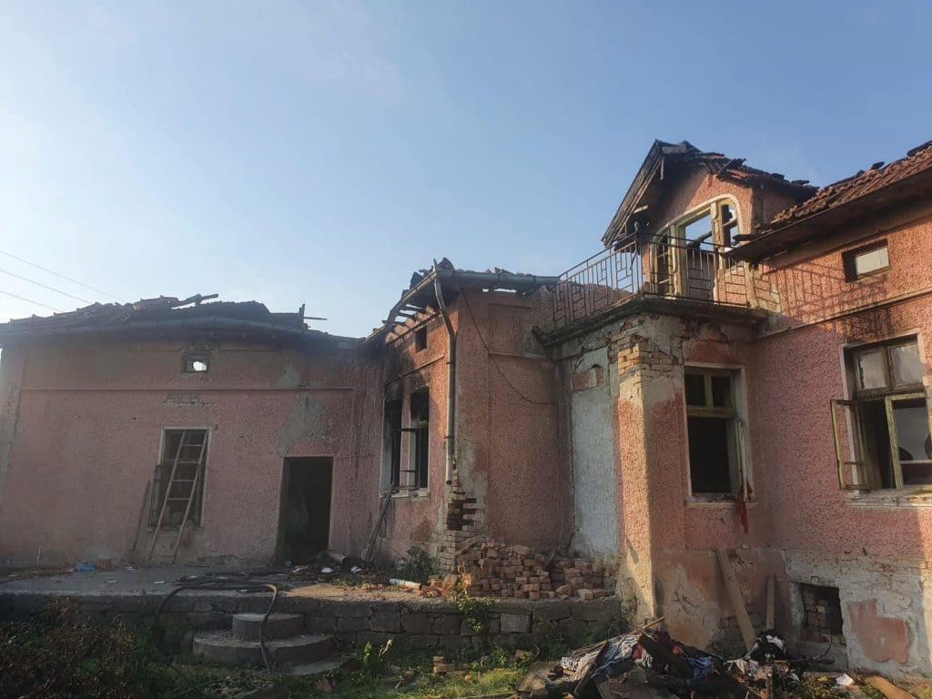 Опожарена къща