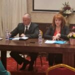 Мария Нейкова (вдясно)