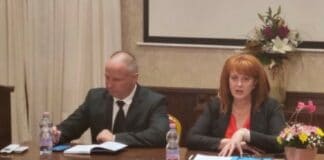 Мария Нейкова (вдясно)