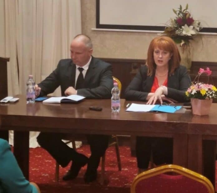 Мария Нейкова (вдясно)