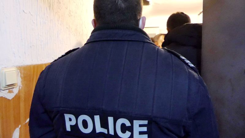 Варненските полицаи са задържали 70 годишен криминално проявен мъж заради разпространение