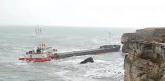 Потъващият товарен кораб