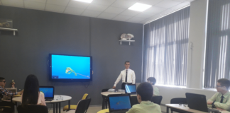 Преподавател и ученици