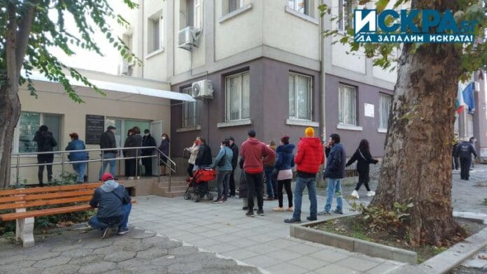 Протест пред РЗИ в Бургас