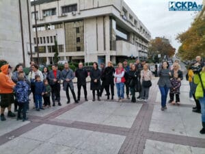 Родителска среща пред Община Бургас