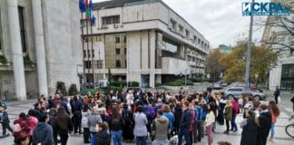 Родителска среща пред Община Бургас