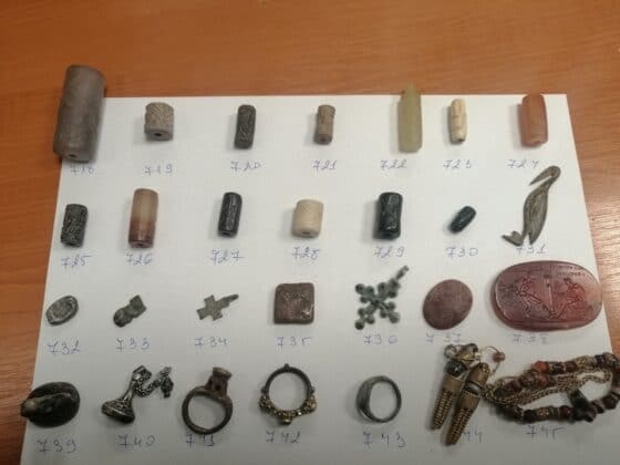 Старинни накити и монети