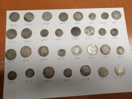 Старинни накити и монети