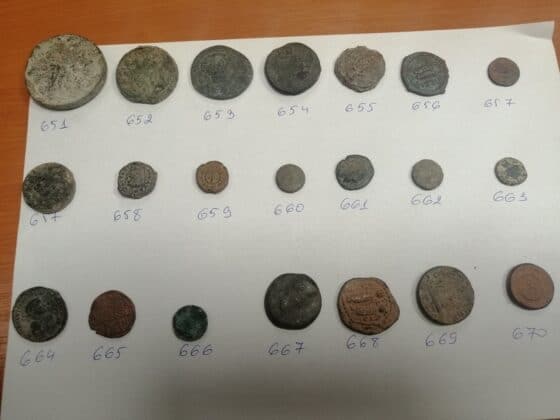 Старинни накити и монети