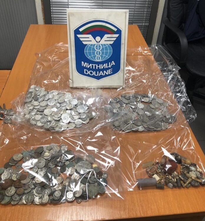 Старинни накити и монети