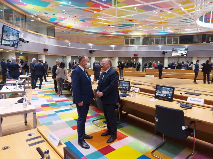 Светлан Стоев (вдясно)