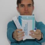 Ученик с тест за коронавирус