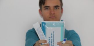 Ученик с тест за коронавирус