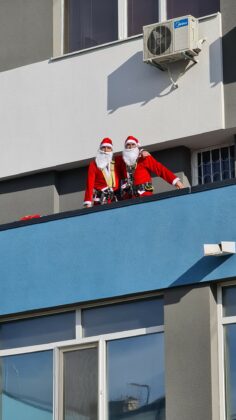 Дядо Коледа зарадва децата в УМБАЛ-Бургас