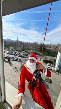 Дядо Коледа зарадва децата в УМБАЛ-Бургас