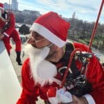 Дядо Коледа зарадва децата в УМБАЛ-Бургас