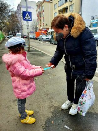 Децата раздават подаръци