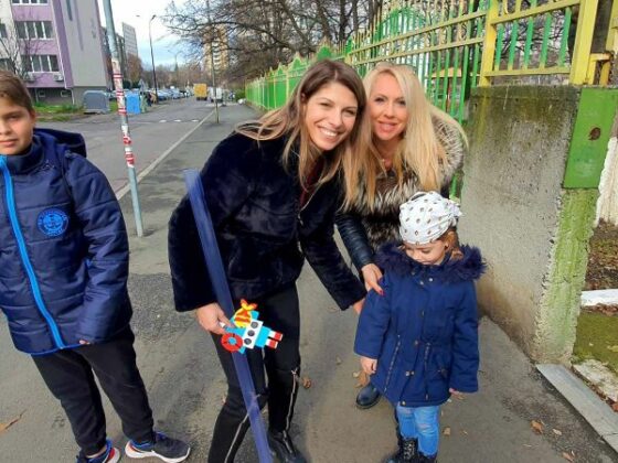 Децата раздават подаръци