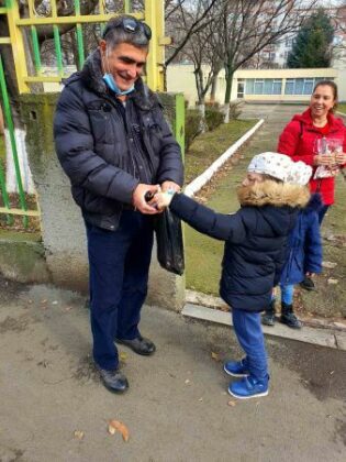 Децата от група "Златна рибка" с изненада към бургазлии