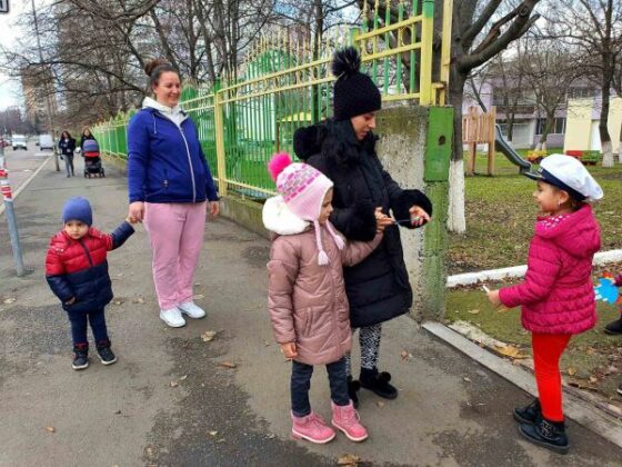 Децата раздават подаръци